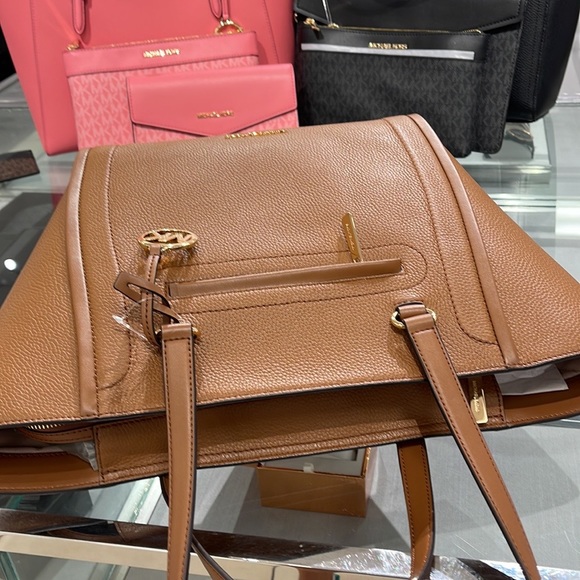 NEW WITH TAG
MICHAEL KORS CARINE LARGE FRONT ZIP POCKET SHOULDER TOTE BAG PURSE - Picture 15 of 16